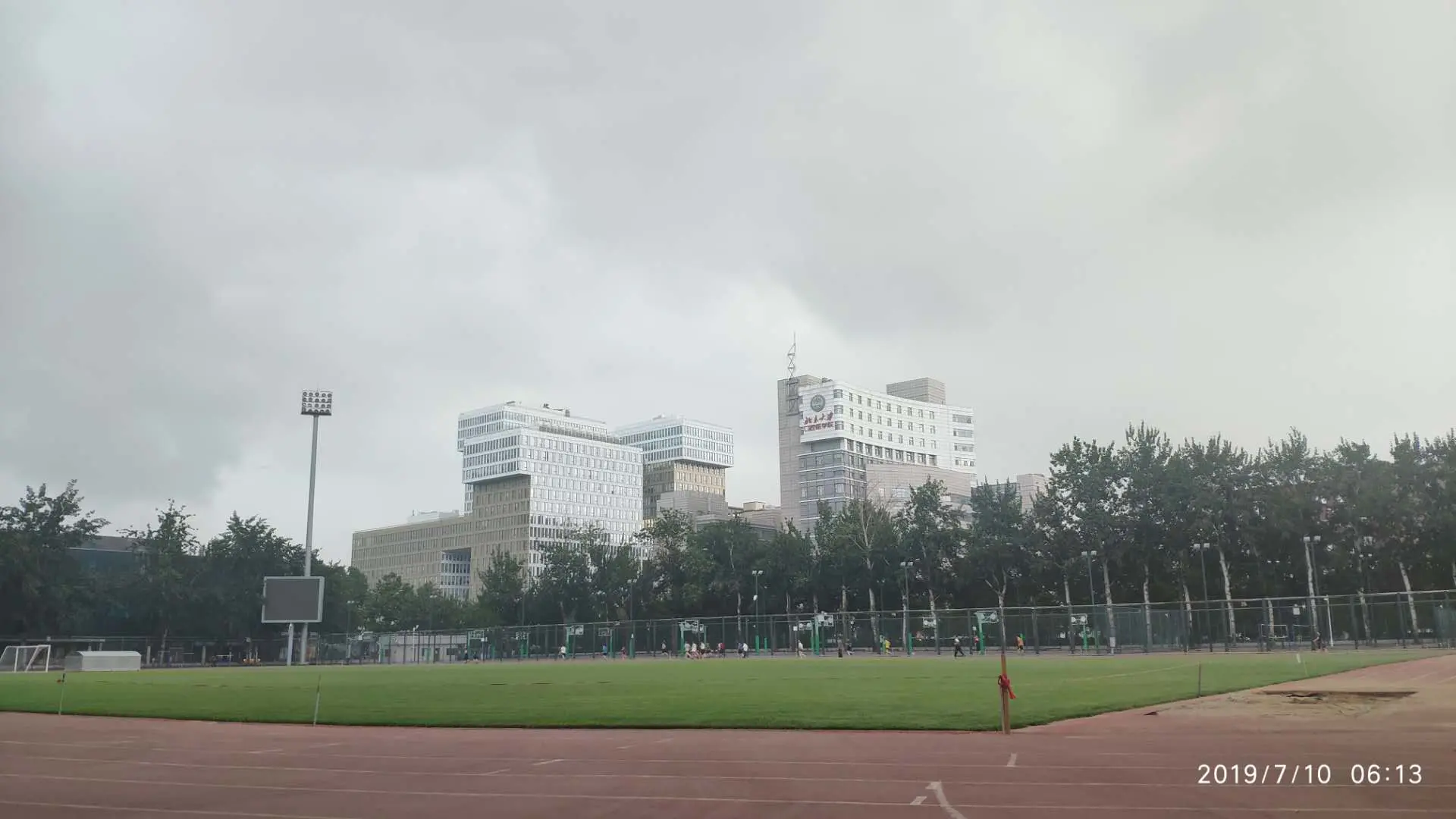 早上六点风雨欲来的民大操场